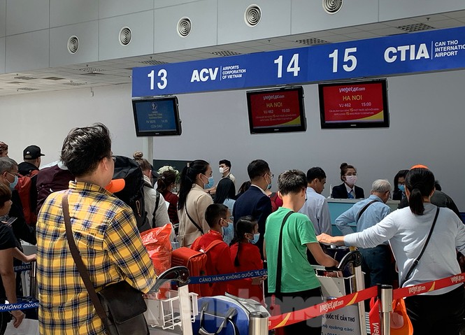 Hành khách tại sân bay Cần Thơ kín mít khẩu trang phòng chống virus Corona - ảnh 1