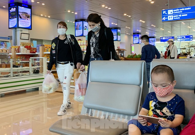 Hành khách tại sân bay Cần Thơ kín mít khẩu trang phòng chống virus Corona - ảnh 6