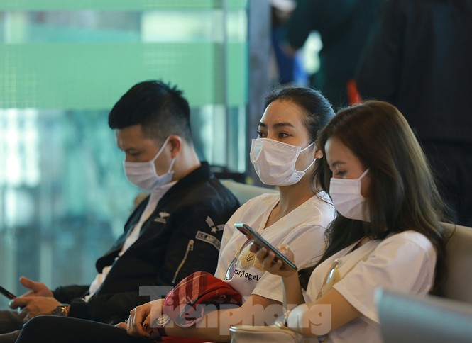Hành khách tại sân bay Cần Thơ kín mít khẩu trang phòng chống virus Corona - ảnh 8