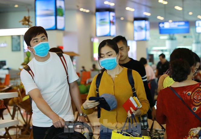 Hành khách tại sân bay Cần Thơ kín mít khẩu trang phòng chống virus Corona - ảnh 9