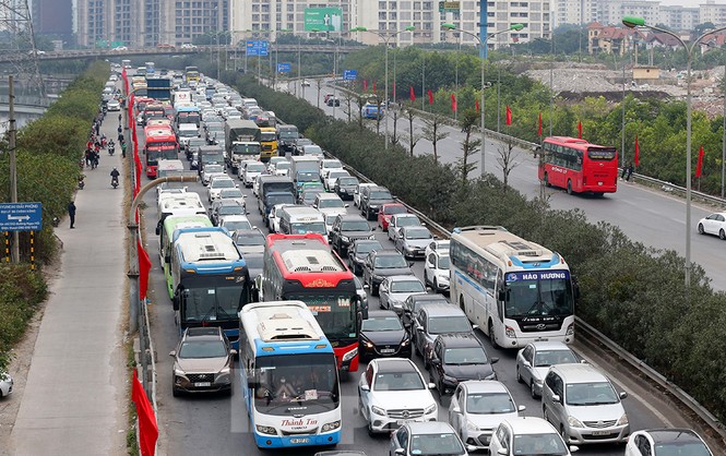 Hàng đoàn xe nối nhau ‘đi như rùa bò’ về lại Thủ đô sau kỳ nghỉ lễ - ảnh 3