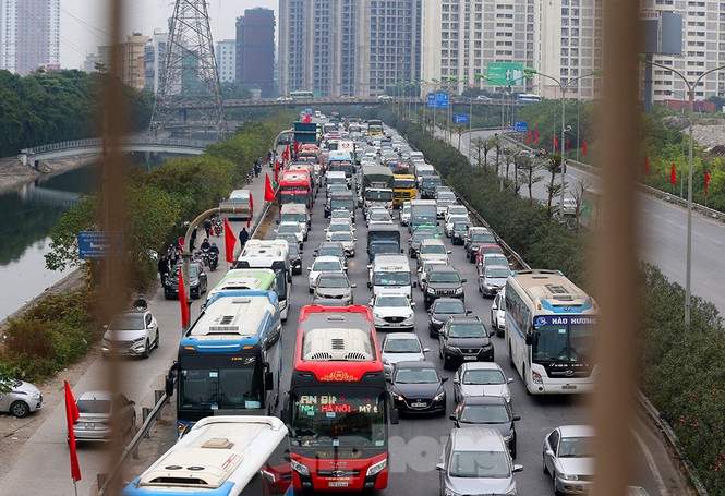 Hàng đoàn xe nối nhau ‘đi như rùa bò’ về lại Thủ đô sau kỳ nghỉ lễ - ảnh 4