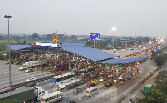Hàng đoàn xe nối nhau ‘đi như rùa bò’ về lại Thủ đô sau kỳ nghỉ lễ - ảnh 7