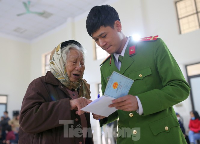 Ngày đầu tiên năm mới cấp thẻ căn cước gắn chíp điện tử cho nhân dân Thủ đô Hà Nội - ảnh 1