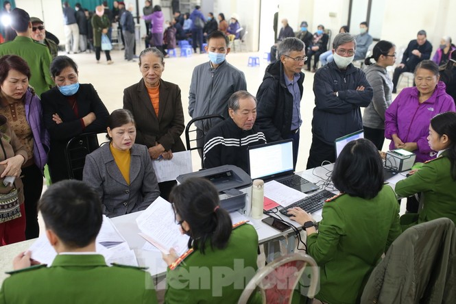 Ngày đầu tiên năm mới cấp thẻ căn cước gắn chíp điện tử cho nhân dân Thủ đô Hà Nội - ảnh 2