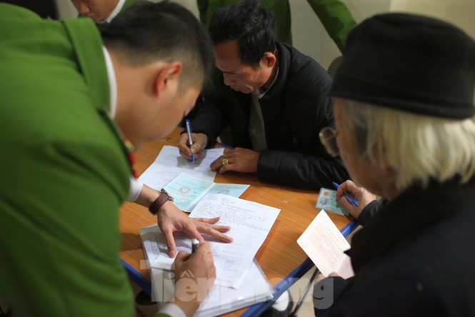 Ngày đầu tiên năm mới cấp thẻ căn cước gắn chíp điện tử cho nhân dân Thủ đô Hà Nội - ảnh 3