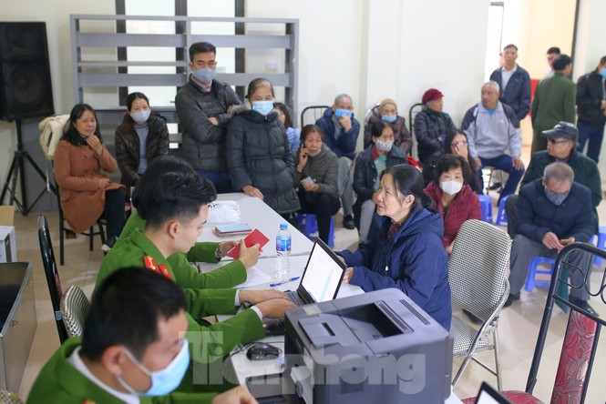 Ngày đầu tiên năm mới cấp thẻ căn cước gắn chíp điện tử cho nhân dân Thủ đô Hà Nội - ảnh 4
