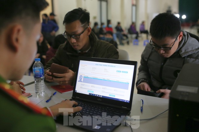 Ngày đầu tiên năm mới cấp thẻ căn cước gắn chíp điện tử cho nhân dân Thủ đô Hà Nội - ảnh 5