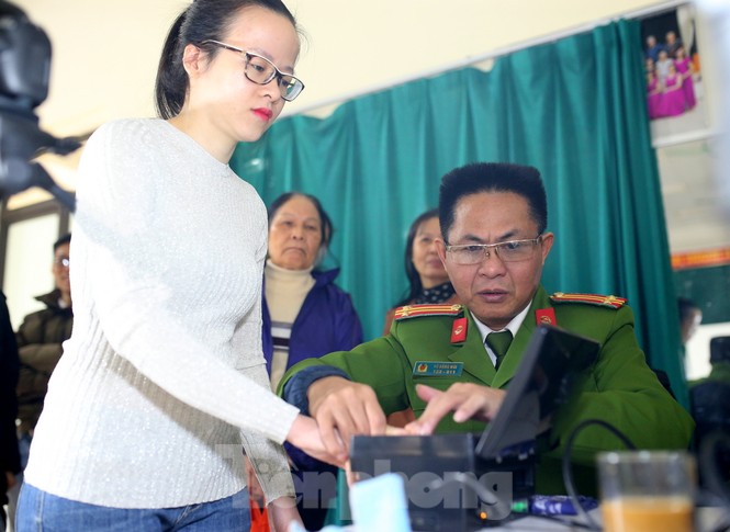 Ngày đầu tiên năm mới cấp thẻ căn cước gắn chíp điện tử cho nhân dân Thủ đô Hà Nội - ảnh 6