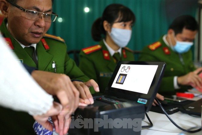 Ngày đầu tiên năm mới cấp thẻ căn cước gắn chíp điện tử cho nhân dân Thủ đô Hà Nội - ảnh 7