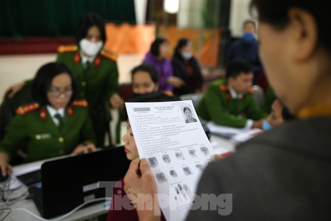 Ngày đầu tiên năm mới cấp thẻ căn cước gắn chíp điện tử cho nhân dân Thủ đô Hà Nội - ảnh 9