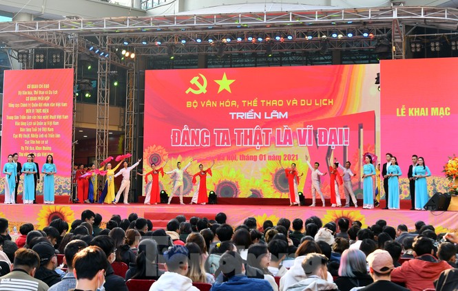 Những hình ảnh đặc biệt tại triển lãm 'Đảng ta thật là vĩ đại' - ảnh 1