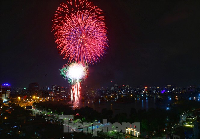 Mãn nhãn với màn pháo hoa đặc biệt đêm 30 Tết Tân Sửu 2021 - ảnh 2