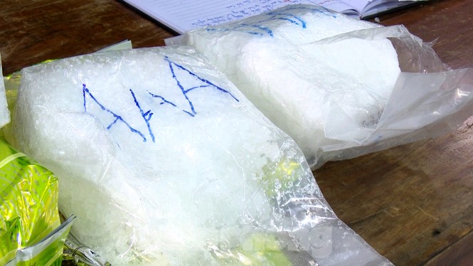 CLIP: Biên phòng tiếp nhận gần 8kg bột trắng nghi ma túy đá dạt từ biển vào - ảnh 3