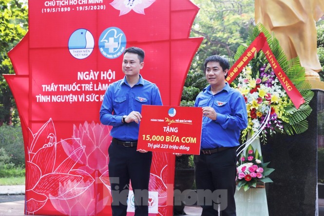 Thiết thực, ý nghĩa chặng hai hành trình ‘Tôi yêu Tổ quốc tôi’ năm 2020 tại Huế - ảnh 11
