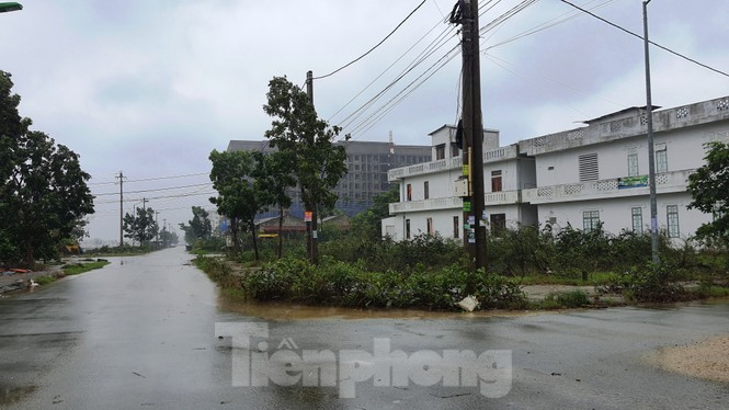 Gió mạnh, mưa lớn, đường phố tại Huế vắng hoe - ảnh 14