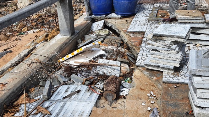 Đường đi bộ hơn 170 tỷ ven đầm ở Lăng Cô tan nát như gặp động đất - ảnh 17