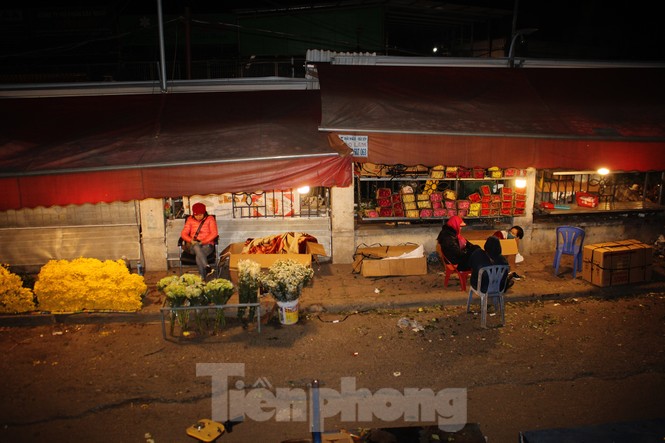 Nhọc nhằn mưu sinh trong giá lạnh ở chợ hoa lớn nhất Thủ đô - ảnh 15
