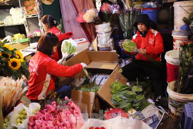 Nhọc nhằn mưu sinh trong giá lạnh ở chợ hoa lớn nhất Thủ đô - ảnh 9