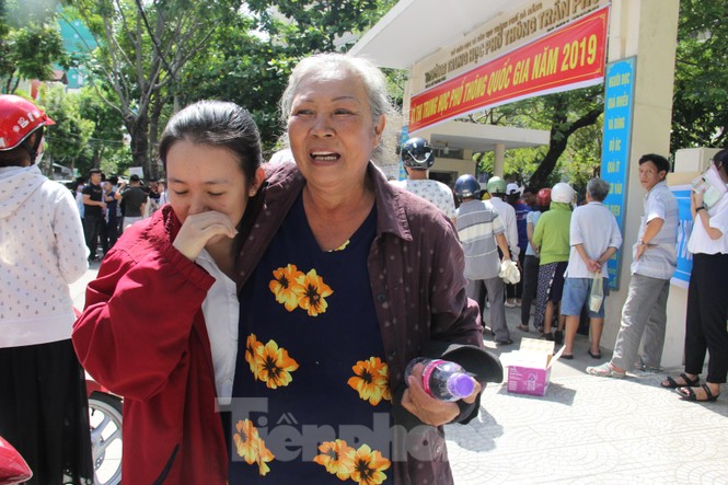 Kết thúc thi Toán: Thí sinh hớn hở, cập nhật lời giải - ảnh 16