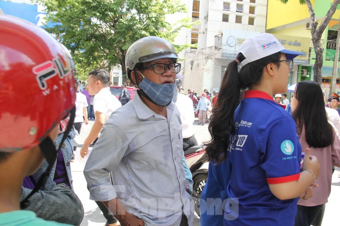 Kết thúc thi Toán: Thí sinh hớn hở, cập nhật lời giải - ảnh 14