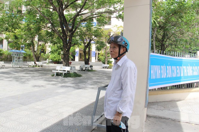 Kết thúc thi Toán: Thí sinh hớn hở, cập nhật lời giải - ảnh 17
