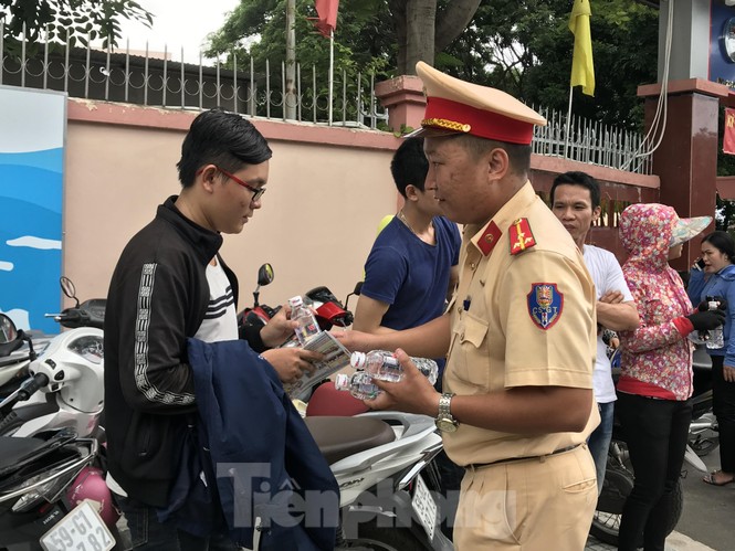 CSGT tung quân chống kẹt xe kỳ thi THPT quốc gia 2019 - ảnh 10