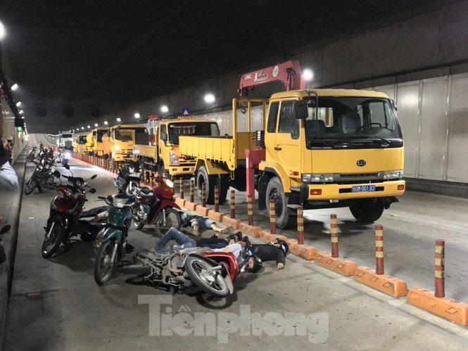 Diễn tập tai nạn liên hoàn giữa 5 ô tô và 30 xe máy trong hầm Thủ Thiêm - ảnh 1