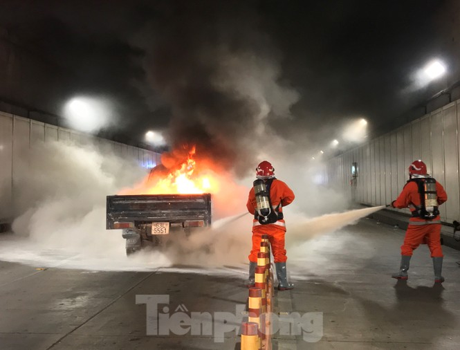 Diễn tập tai nạn liên hoàn giữa 5 ô tô và 30 xe máy trong hầm Thủ Thiêm - ảnh 4