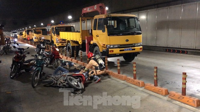 Diễn tập tai nạn liên hoàn giữa 5 ô tô và 30 xe máy trong hầm Thủ Thiêm - ảnh 11