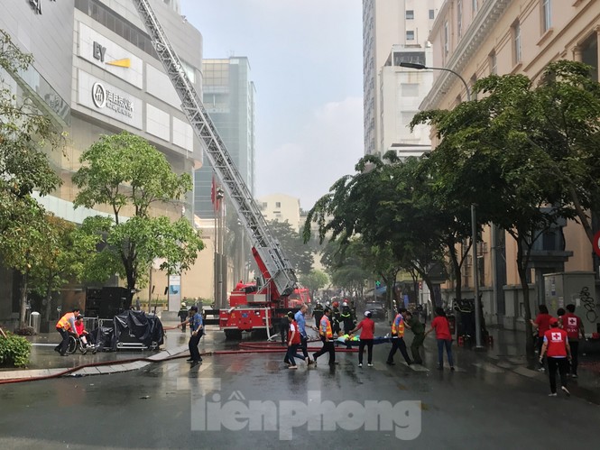 Hơn 2.000 người diễn tập chữa cháy cứu nạn ở toà nhà Bitexco - ảnh 10