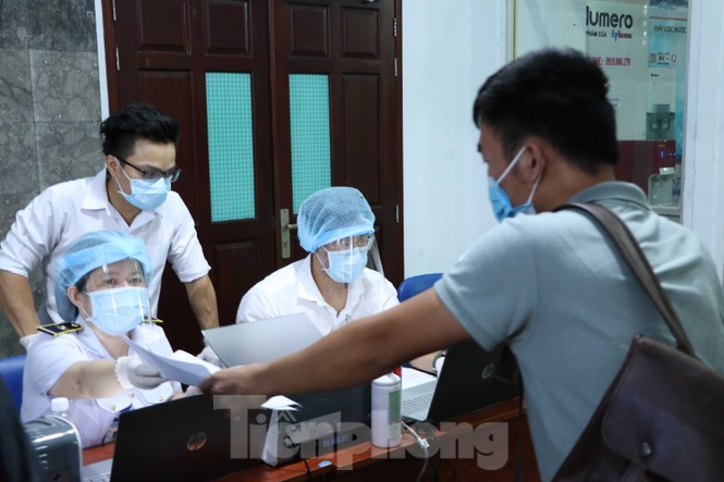 Cận cảnh lấy mẫu xét nghiệm gần 300 khách đi tàu đến TPHCM - ảnh 6