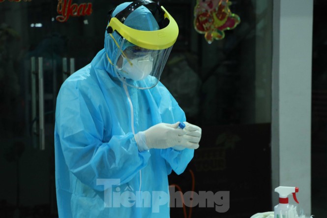Cận cảnh lấy mẫu xét nghiệm gần 300 khách đi tàu đến TPHCM - ảnh 12