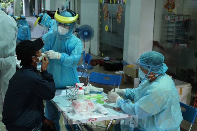 Cận cảnh lấy mẫu xét nghiệm gần 300 khách đi tàu đến TPHCM - ảnh 13
