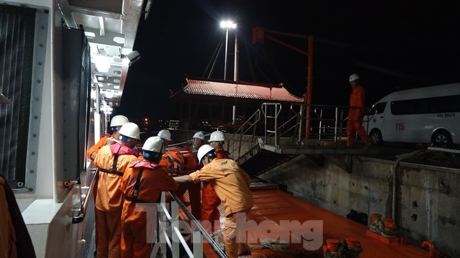 Cấp cứu kịp thời một ngư dân bị tai biến khi đang đánh bắt trên biển - ảnh 1