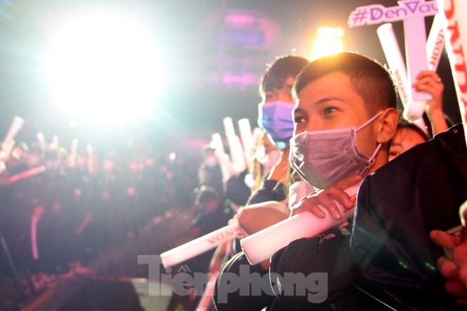 Hàng ngàn chục ngàn bạn trẻ đeo kín khẩu trang, đợi thời khắc countdown - ảnh 8