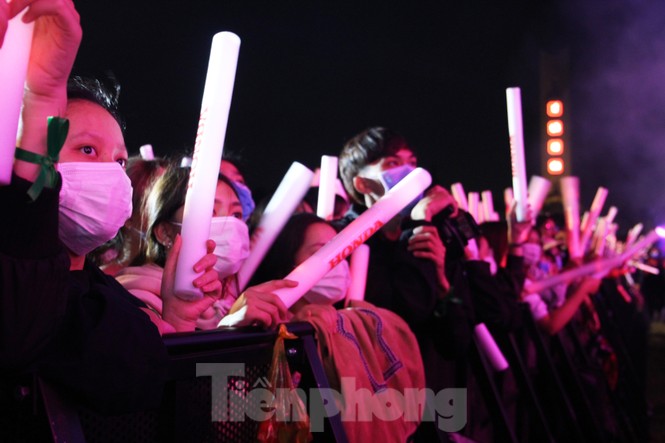 Hàng ngàn chục ngàn bạn trẻ đeo kín khẩu trang, đợi thời khắc countdown - ảnh 6