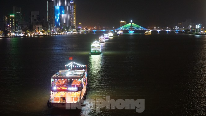 Thuyền hoa diễu hành lung linh sông Hàn dịp năm mới 2021 - ảnh 8