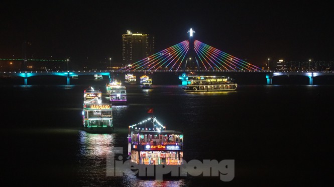 Thuyền hoa diễu hành lung linh sông Hàn dịp năm mới 2021 - ảnh 7