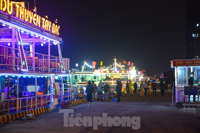 Thuyền hoa diễu hành lung linh sông Hàn dịp năm mới 2021 - ảnh 1