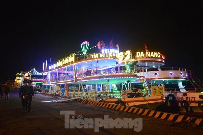 Thuyền hoa diễu hành lung linh sông Hàn dịp năm mới 2021 - ảnh 4