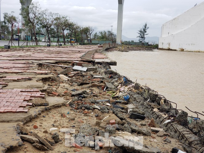Dù khá ngổn ngang nhưng Đà Nẵng đã bình yên sau khi bão số 13 đi qua - ảnh 2
