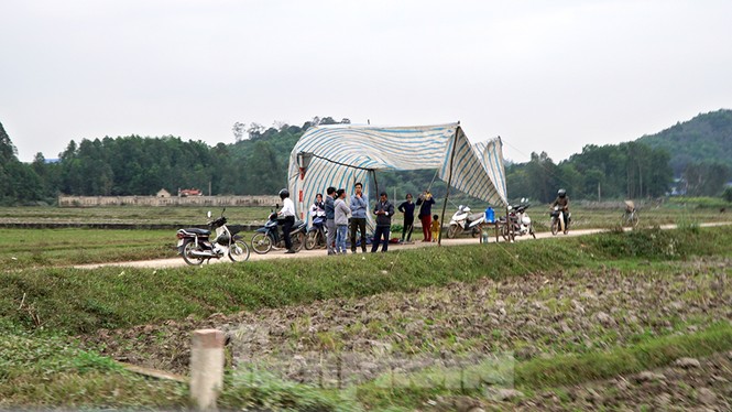 Người dân dựng bạt cắm chốt ngăn xe vào bãi rác Nam Sơn - ảnh 1