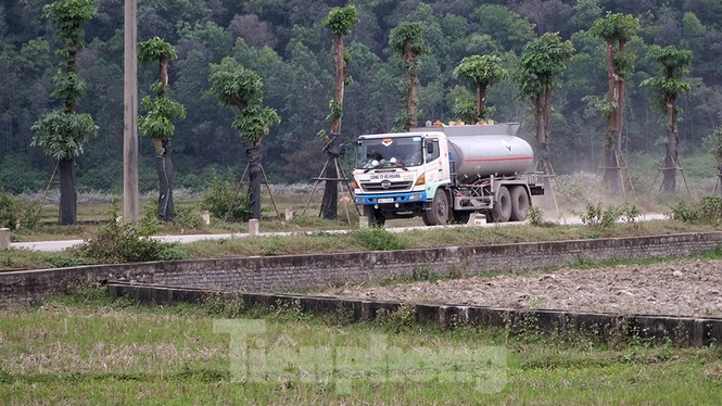 Người dân dựng bạt cắm chốt ngăn xe vào bãi rác Nam Sơn - ảnh 2
