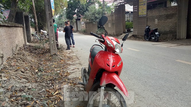 Người dân dựng bạt cắm chốt ngăn xe vào bãi rác Nam Sơn - ảnh 7