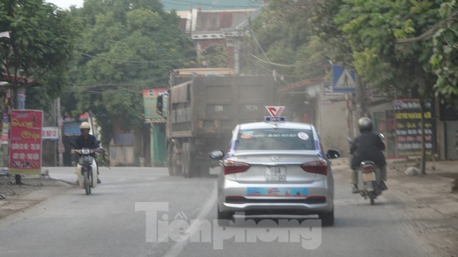 Người dân dựng bạt cắm chốt ngăn xe vào bãi rác Nam Sơn - ảnh 8