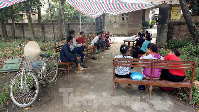 Người dân dựng bạt cắm chốt ngăn xe vào bãi rác Nam Sơn - ảnh 9
