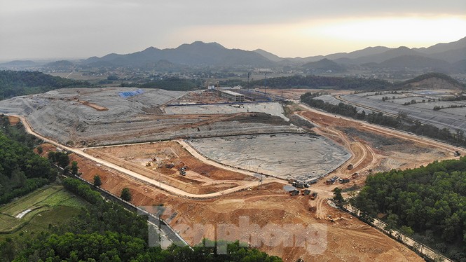 Người dân dựng bạt cắm chốt ngăn xe vào bãi rác Nam Sơn - ảnh 6