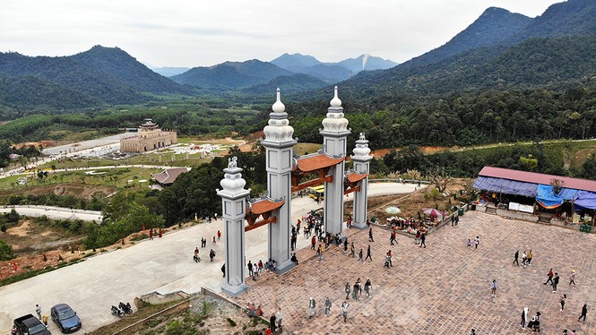 Hàng nghìn người đổ về Tây Yên Tử du xuân đầu năm mới - ảnh 4