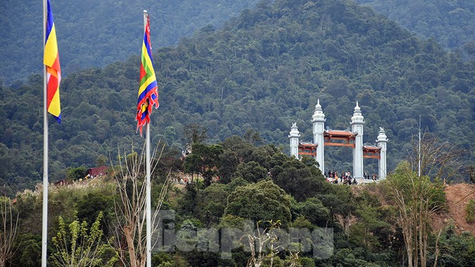 Hàng nghìn người đổ về Tây Yên Tử du xuân đầu năm mới - ảnh 14